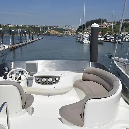 Leopard Boat Botel *